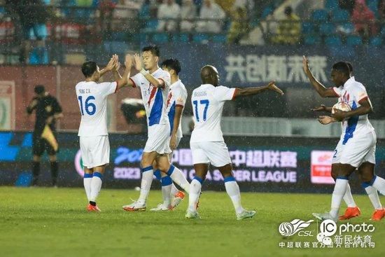 到了镇上，把虎肉交给了杨华洲和周大厨。